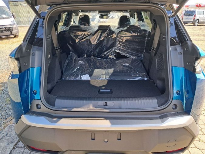 Peugeot 5008, Peugeot 5008 5008 GT Hybrid 145 e-DCS6, barva modrá