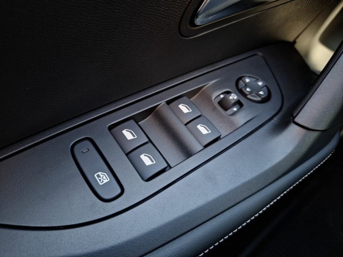 Peugeot 2008, Peugeot 2008 ALLURE 1.2 TURBO 100k MAN6, barva šedá