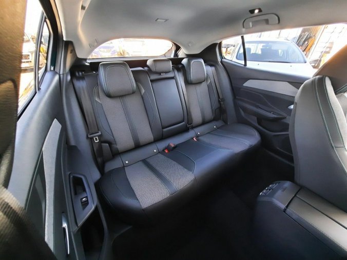 Peugeot 408, Peugeot 408 ALLURE Hybrid 136 e-DCS6, barva modrá