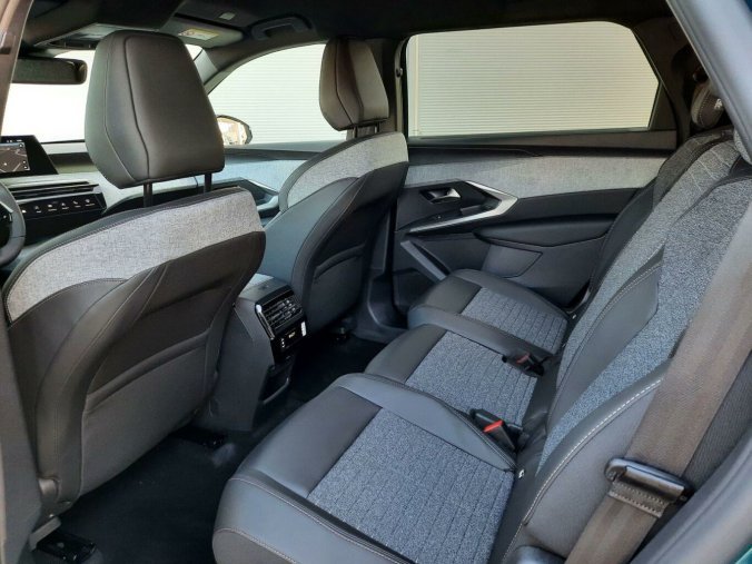 Peugeot 5008, Peugeot 5008 5008 ALLURE Hybrid 145 e-DCS6, barva modrá