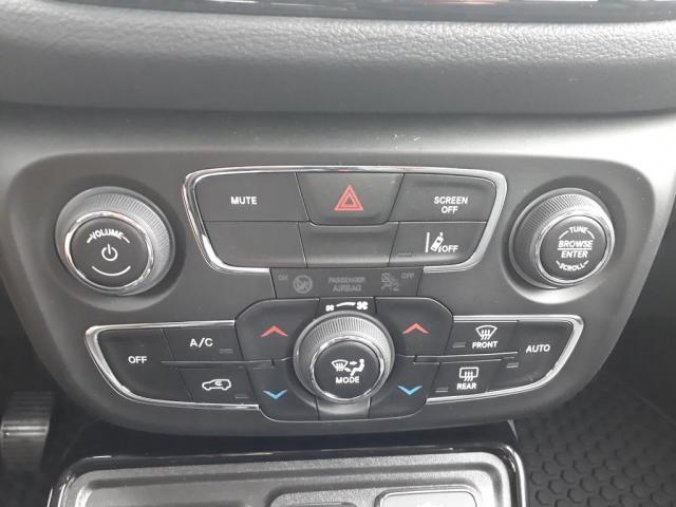 Jeep Compass, 1.3 130 PS NIGHT EAGLE skladem, barva stříbrná