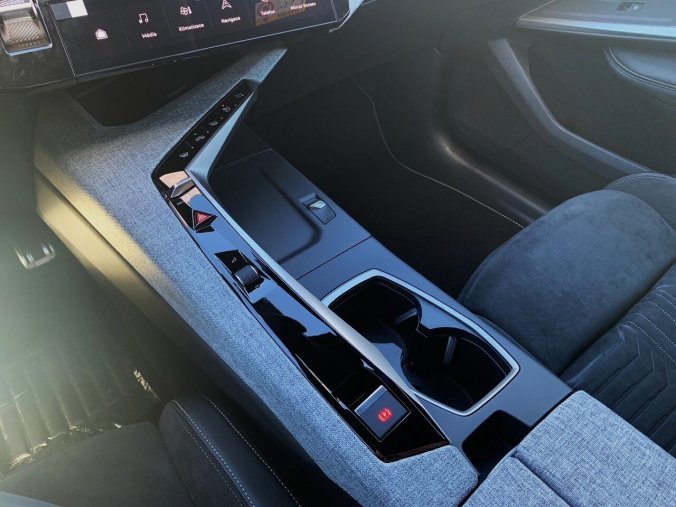 Peugeot 5008, Peugeot 5008 GT Hybrid 145 e-DCS6, barva šedá