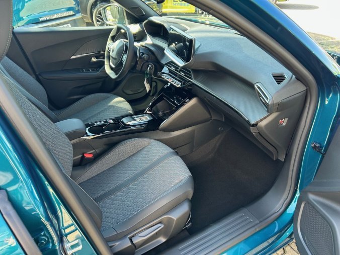 Peugeot 2008, Peugeot 2008 ALLURE Hybrid 145k e-DCS6, barva modrá