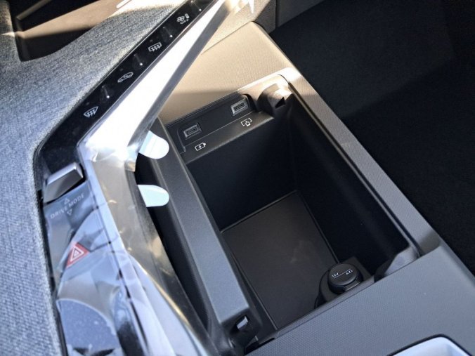 Peugeot 5008, Peugeot 5008 5008 GT Hybrid 145 e-DCS6, barva bílá