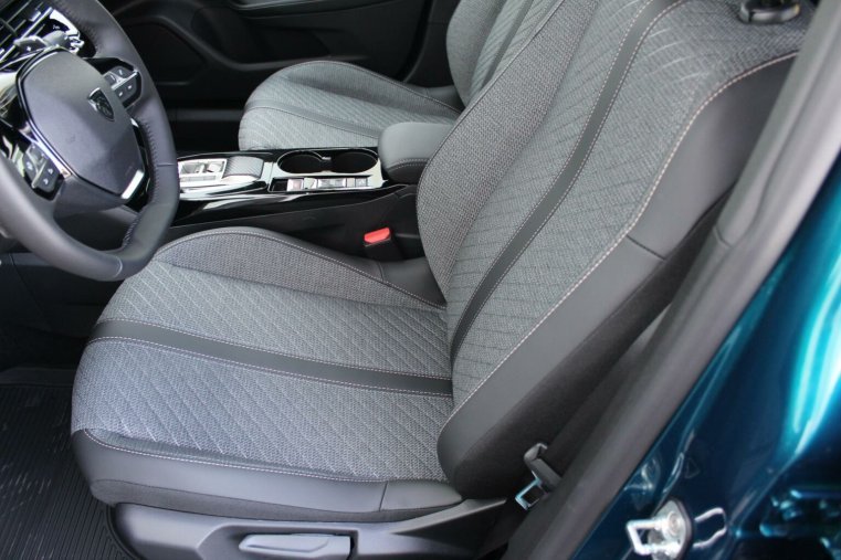 Peugeot 2008, Peugeot 2008 ALLURE Hybrid 145 e-DCS6, barva modrá