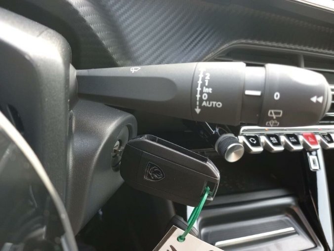 Peugeot 2008, Peugeot 2008 ALLURE 1.2 PureTech 7 let zár., barva šedá
