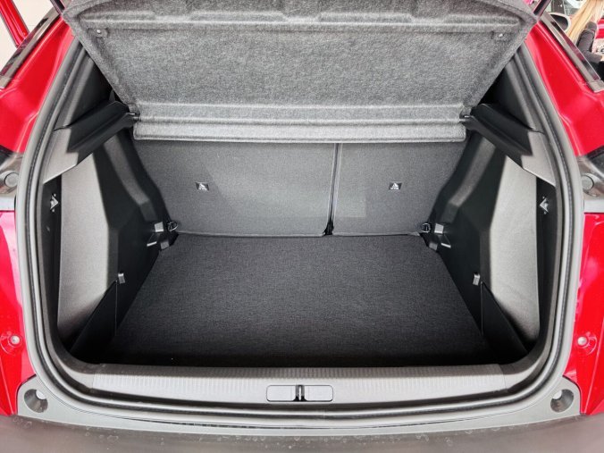 Peugeot 2008, Peugeot 2008 STYLE, výhřev sedadel, Manuál, barva červená