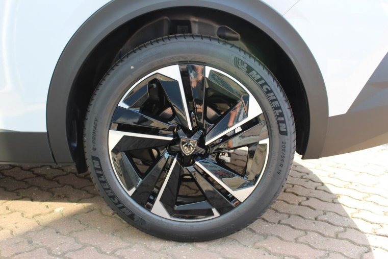 Peugeot 408, Peugeot 408 ALLURE Hybrid 145 e-DCS6, barva bílá