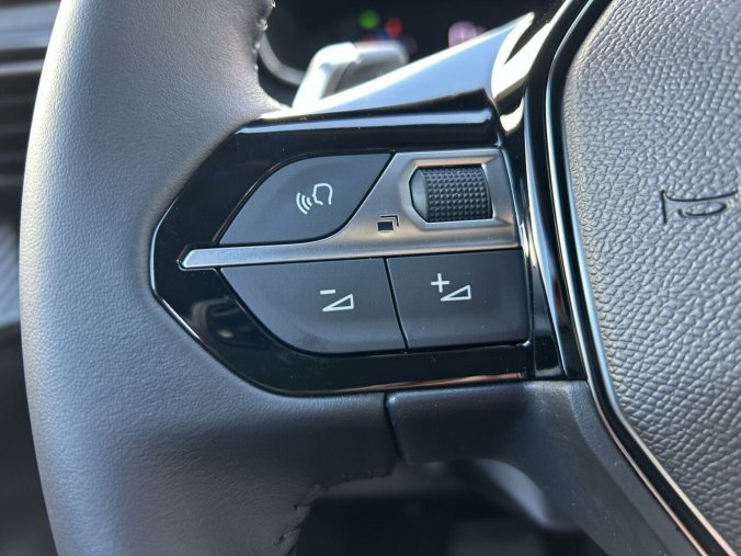 Peugeot 2008, Peugeot 2008 ALLURE Hybrid 136 e-DCS6, barva červená