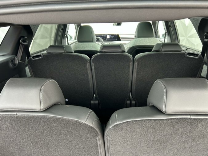 Peugeot 5008, Peugeot 5008 GT Hybrid 136 e-DCS6, barva šedá