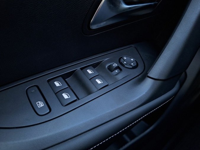 Peugeot 2008, Peugeot 2008 ALLURE Hybrid 110 e-DCS6, barva bílá