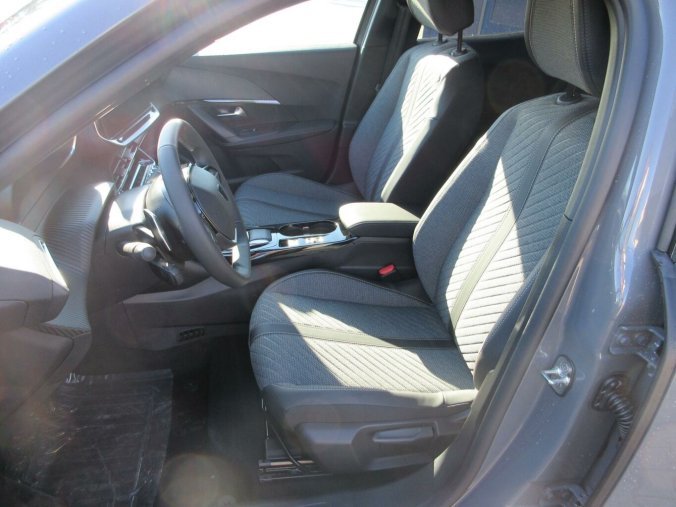 Peugeot 2008, Peugeot 2008 ALLURE Hybrid 145 e-DCS6, barva šedá