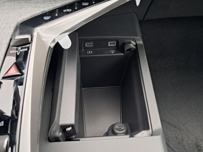 Peugeot 3008, Peugeot 3008 3008 GT Hybrid 145 e-DCS6, barva modrá