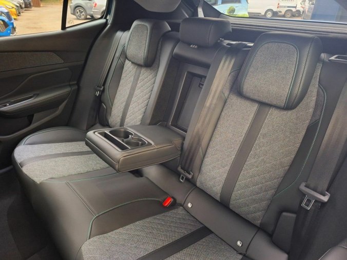 Peugeot 408, Peugeot 408 ALLURE Hybrid 145 e-DCS6, barva modrá