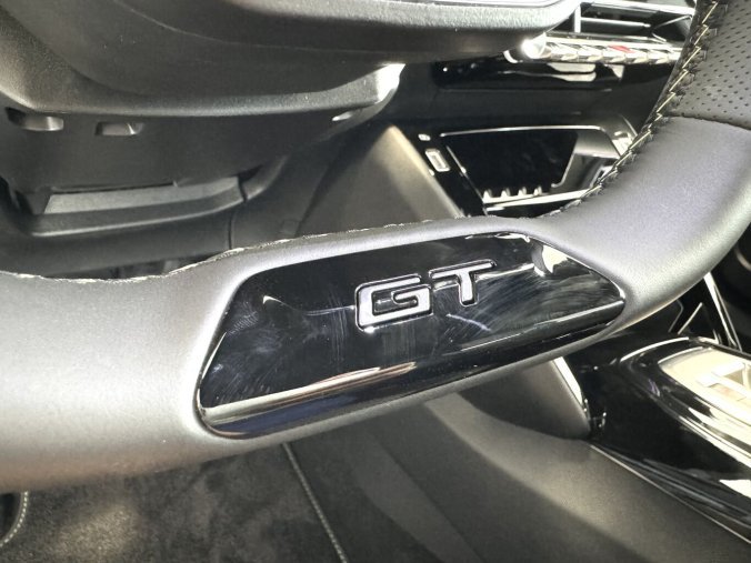 Peugeot 2008, Peugeot 2008 GT HYBRID 136k, Automat, barva černá