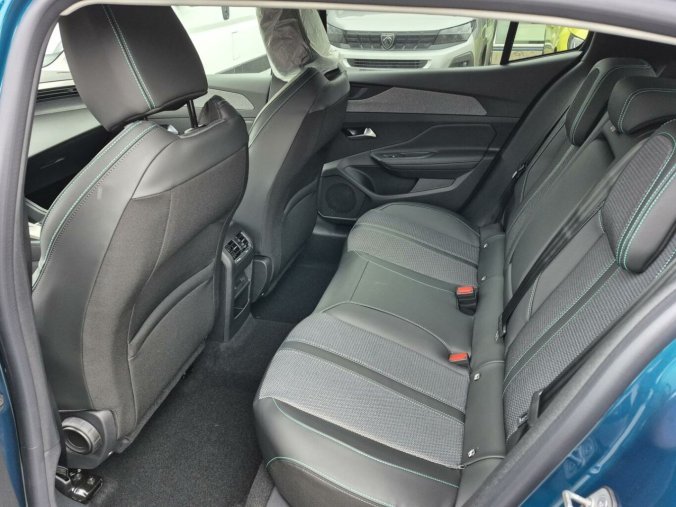 Peugeot 408, Peugeot 408 ALLURE Hybrid 136 e-DCS6, barva modrá