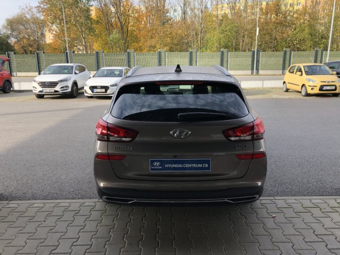 Hyundai i30, 1,0 T-GDI 88 kW, barva bronzová