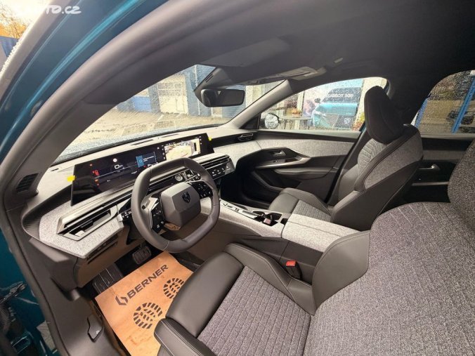 Peugeot 5008, Peugeot 5008 ALLURE Hybrid 145 e-DCS6, barva modrá