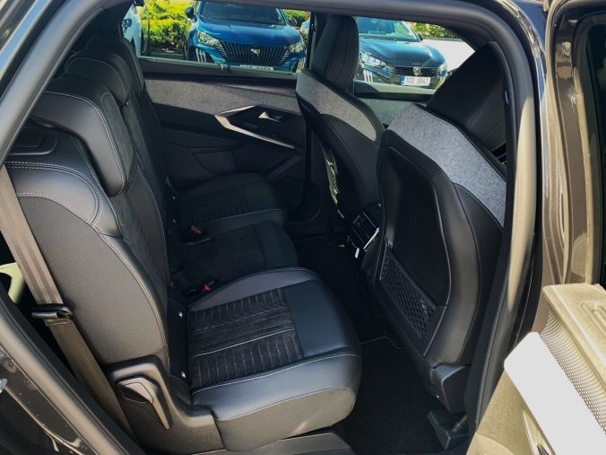 Peugeot 5008, Peugeot 5008 GT Hybrid 145 e-DCS6, barva šedá