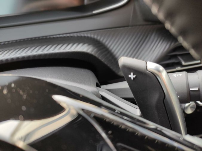 Peugeot 2008, Peugeot 2008 ALLURE 1.2 136k HY AUTOMAT, barva šedá