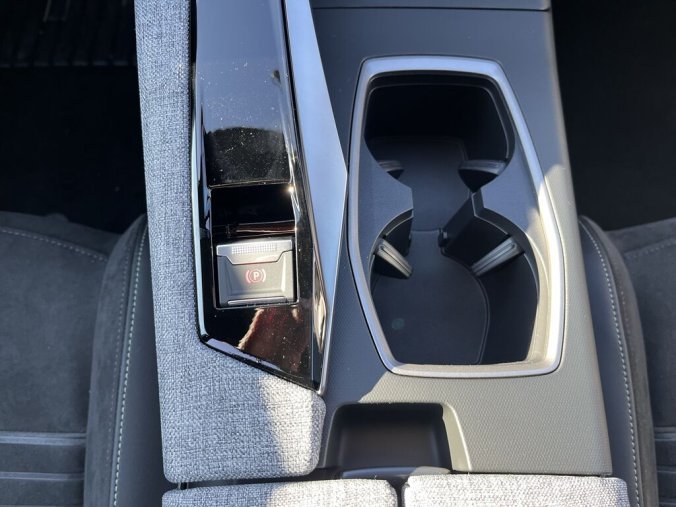Peugeot 3008, Peugeot 3008 GT Hybrid 136 e-DCS6, barva bílá