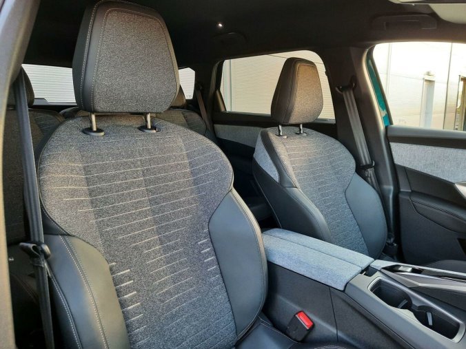 Peugeot 5008, Peugeot 5008 5008 ALLURE Hybrid 145 e-DCS6, barva modrá