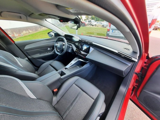 Peugeot 408, Peugeot 408 ALLURE Hybrid 145 e-DCS6, barva červená
