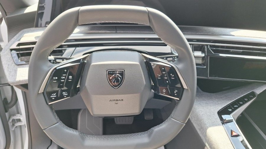 Peugeot 5008, Peugeot 5008 ALLURE Hybrid 145 e-DCS6, barva bílá