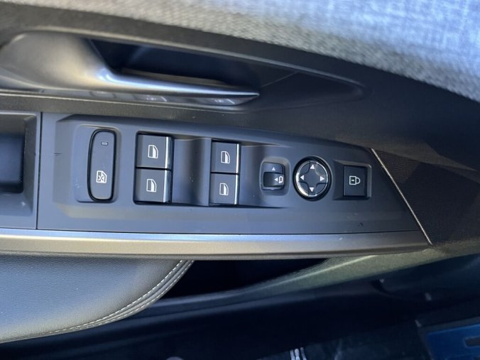 Peugeot 5008, Peugeot 5008 GT Hybrid 145 e-DCS6, barva modrá