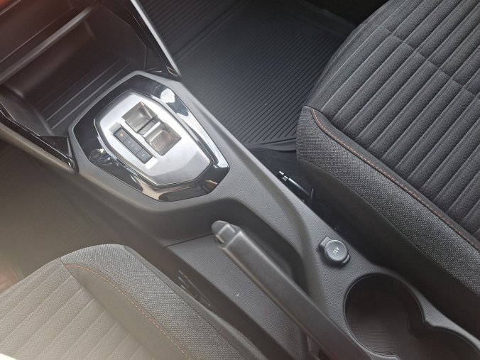 Peugeot 2008, Peugeot 2008 STYLE Hybrid 110 e-DCS6, barva bílá