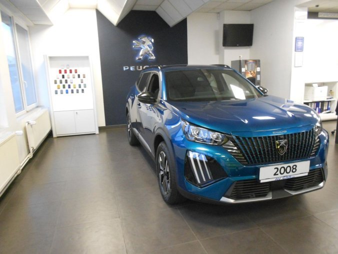 Peugeot 2008, Peugeot 2008 ALLURE Hybrid 136 e-DCS6, barva modrá