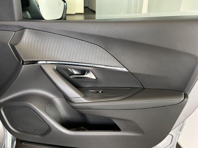 Peugeot 2008, Peugeot 2008 ALLURE PureTech 100 S&S MAN6, celoroční PNEU, barva stříbrná