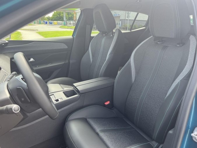 Peugeot 408, Peugeot 408 ALLURE Hybrid 145 e-DCS6, barva modrá