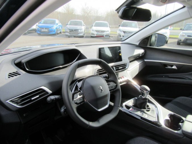 Peugeot 3008, Active Pack 1.2 PureTech 130k, barva modrá