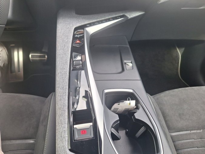 Peugeot 3008, Peugeot 3008 GT Hybrid 145 e-DCS6, barva šedá