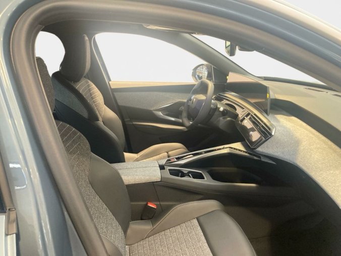 Peugeot 3008, Peugeot 3008 ALLURE Hybrid 136 e-DCS6, barva modrá