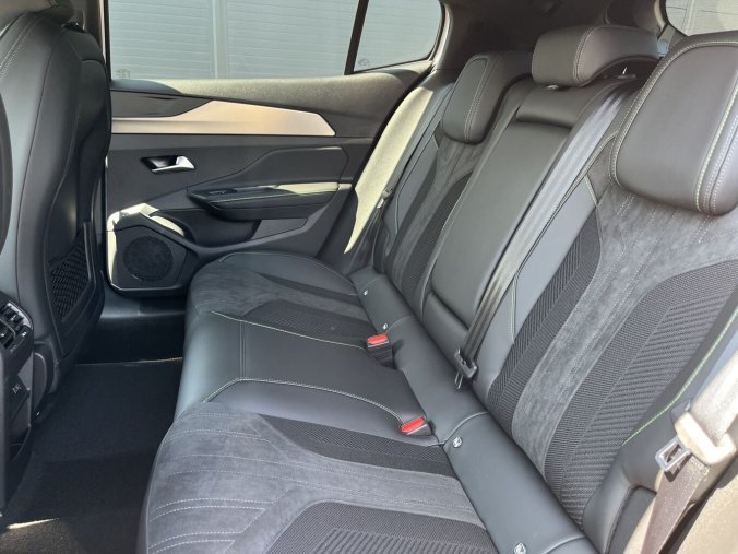 Peugeot 408, Peugeot 408 GT Hybrid 145 e-DCS6, barva bílá