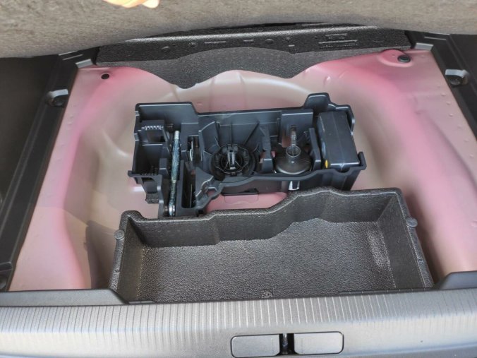 Peugeot 2008, Peugeot 2008 ALLURE 1.2 136k HY AUTOMAT, barva červená