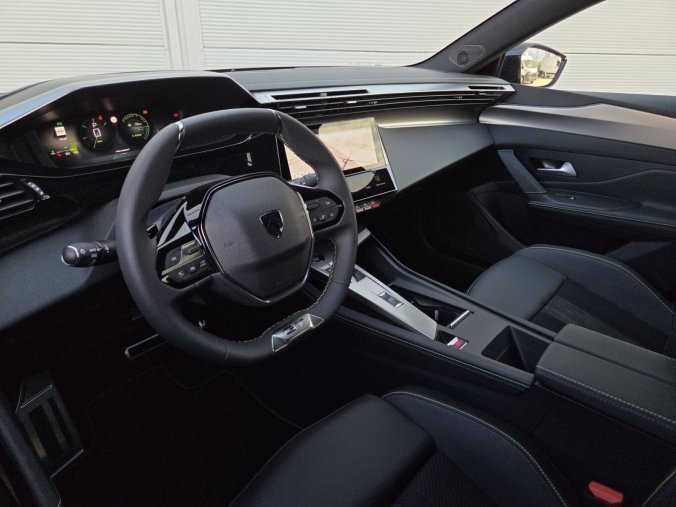 Peugeot 408, Peugeot 408 GT Hybrid 145 e-DCS6, barva červená