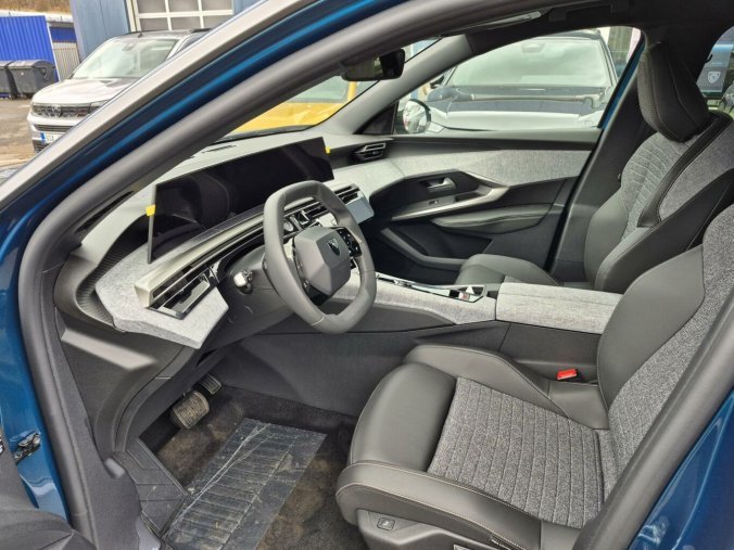 Peugeot 5008, Peugeot 5008 ALLURE Hybrid 145 e-DCS6, barva modrá