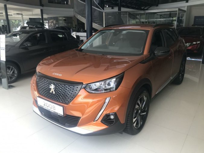 Peugeot 2008, 1.2 PureTech ALLURE 130k MAN6, barva oranžová