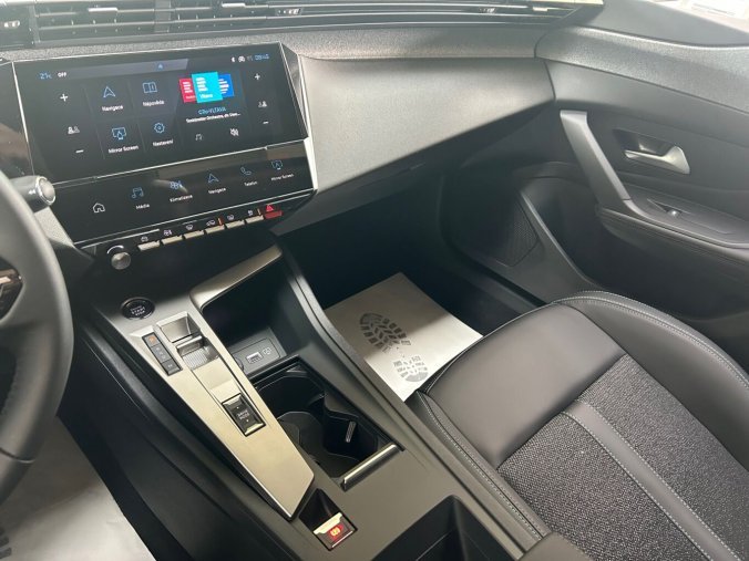 Peugeot 408, Peugeot 408 ALLURE Hybrid 145 e-DCS6, barva bílá