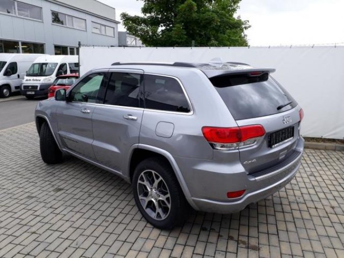 Jeep Grand Cherokee, 3,0 CRD Overland 250k 4x4 AT, barva stříbrná