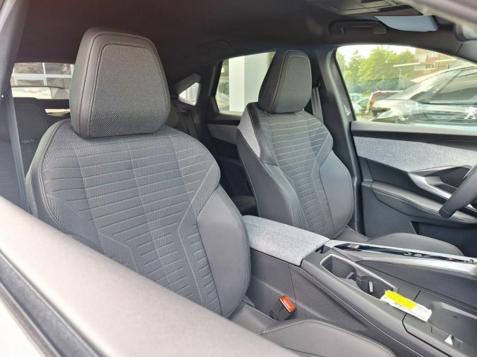 Peugeot 3008, Peugeot 3008 ALLURE Hybrid 136 e-DCS6, barva šedá