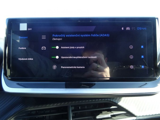 Peugeot 2008, Peugeot 2008 ALLURE Hybrid 145k e-DCS6, barva červená