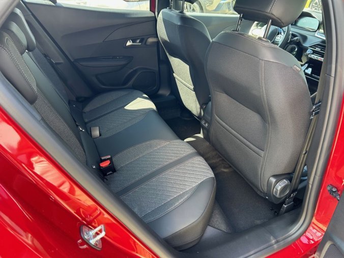 Peugeot 2008, Peugeot 2008 ALLURE Hybrid 145k e-DCS6, barva červená