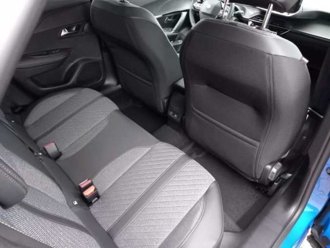 Peugeot 2008, Peugeot 2008 ALLURE 1.2 PureTech 7 let zár., barva modrá