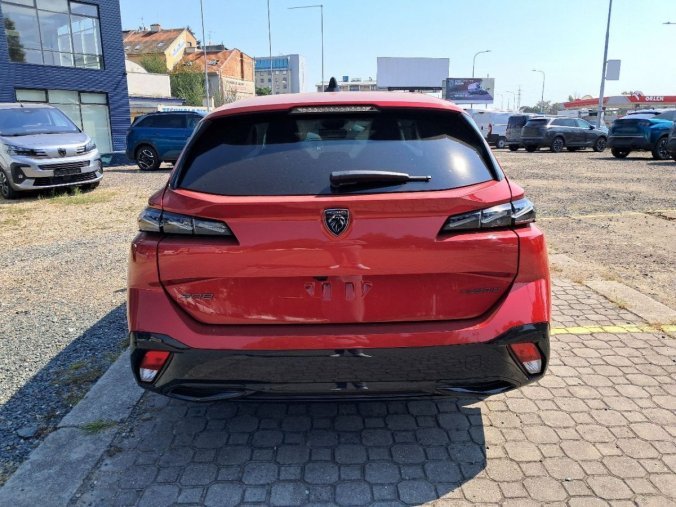 Peugeot 308, Peugeot 308 SW ALLURE Hybrid 145 e-DCS6, barva červená