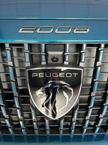 Peugeot 2008, Peugeot 2008 ALLURE Hybrid 110 e-DCS6, barva modrá