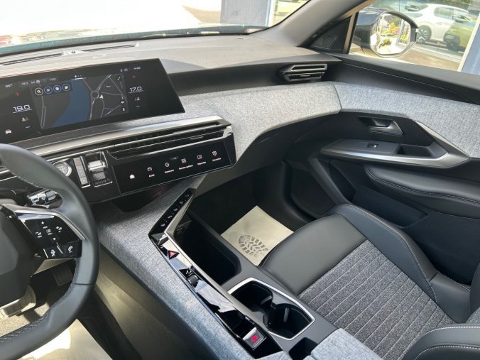 Peugeot 5008, Peugeot 5008 ALLURE Hybrid 145 e-DCS6, barva modrá